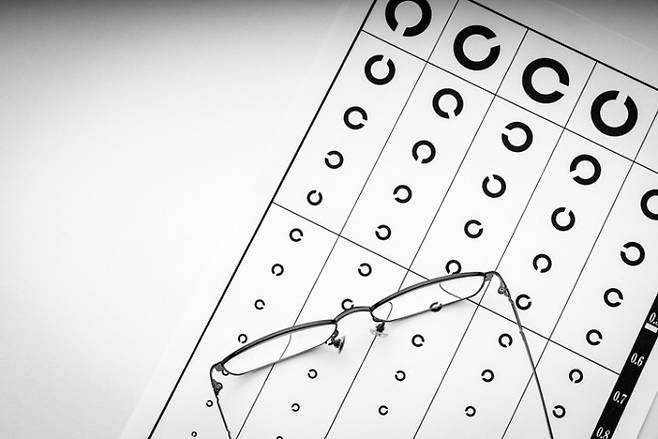 레이저를 사용하지 않고 각막 모양을 바꿔 시력을 교정하는 새로운 방법이 동물 실험에서 확인됐다. 게티이미지뱅크 제공