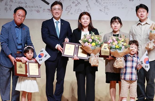 12일 오후 서울 용산구 백범김구기념관에서 열린 제80주년 광복절 기념 독립유공자 후손 대한민국 국적증서 수여식에서 이진수 법무부 차관과 이여송 독립유공자의 후손들이 기념촬영을 하고 있다. 사진은 기사와 관련 없음. 2025.8.12. (ⓒ연합뉴스, 무단 전재-재배포 금지)