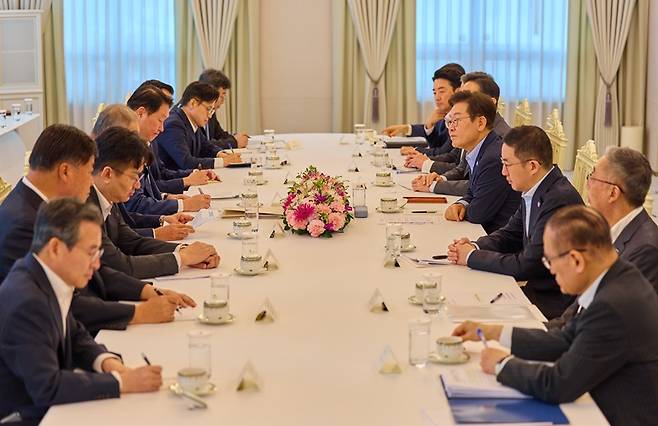 이재명 대통령이 19일 서울 용산 대통령실 청사에서 열린 경제단체 및 기업인 간담회에서 참석자들 발언을 듣고 있다. (사진=대통령실 제공)