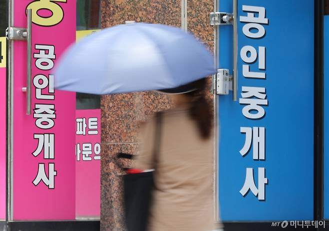 한국공인중개사협회에 따르면 지난 5월 말 기준 국내 공인중개사 자격증 보유자 55만 1879명 중 사무실을 운영 중인 공인중개사는 11만1123명으로 작년 동월(11만4068명) 대비 2.6%(2945명) 줄어 2020년 12월 이후 최저로 나타났다. /사진=뉴시스