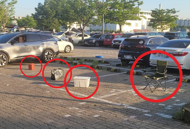 주말을 앞둔 한강공원에서 한 여성이 일행의 주차 편의를 위해 주차 공간 여러 칸을 맡아놓은 것을 목격했다는 사연이 전해졌다(사진 일부 모자이크 처리함). 온라인 커뮤니티 ‘보배드림’ 캡처