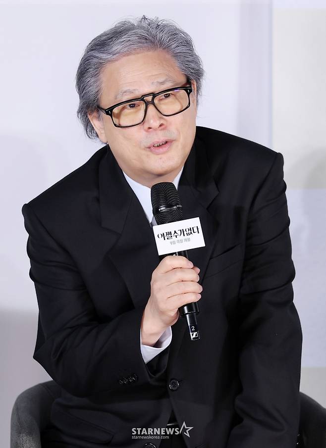 박찬욱 감독이 19일 서울 용산구 CGV아이파크몰에서 열린 영화 ‘어쩔수가 없다‘ 제작보고회에서 인사말을 하고 있다. '어쩔 수가 없다'는 모든 것이 만족스러웠던 회사원 만수가 갑작스러운 해고 이후 가족과 집을 지키기 위해 재취업 전쟁에 뛰어드는 이야기를 그린다. 오는 9월 개봉 예정. /2025.08.19 /사진=김휘선 hwijpg@