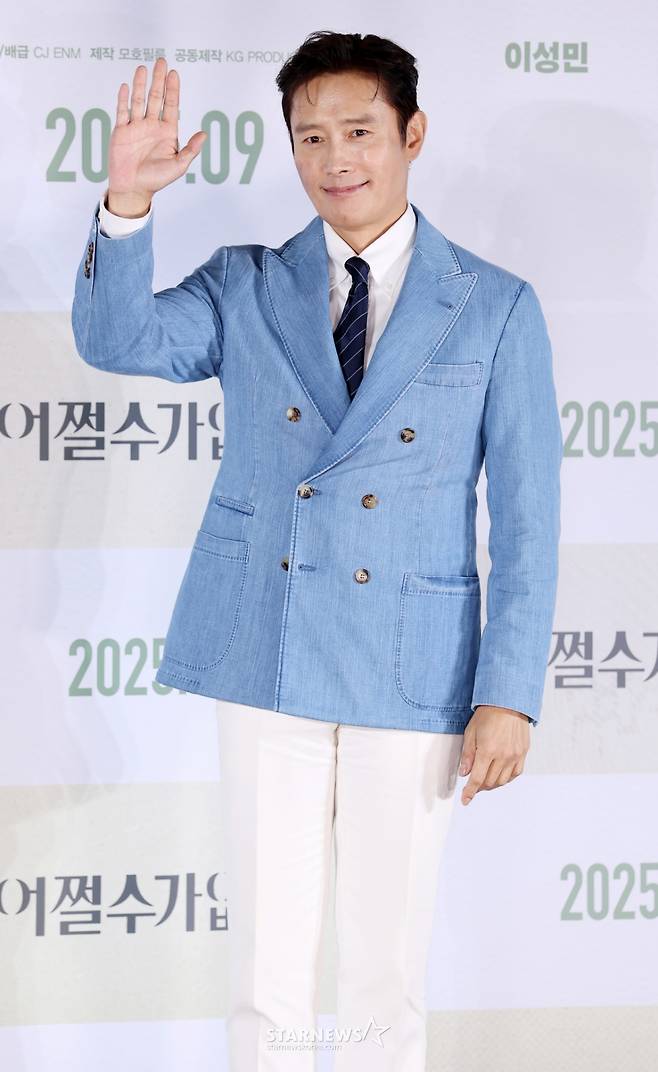 배우 이병헌이 19일 서울 용산구 CGV아이파크몰에서 열린 영화 ‘어쩔수가 없다‘ 제작보고회에서 포즈를 취하고 있다. '어쩔 수가 없다'는 모든 것이 만족스러웠던 회사원 만수가 갑작스러운 해고 이후 가족과 집을 지키기 위해 재취업 전쟁에 뛰어드는 이야기를 그린다. 오는 9월 개봉 예정. /2025.08.19 /사진=김휘선 hwijpg@