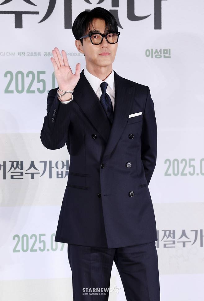 배우 차승원이 19일 서울 용산구 CGV아이파크몰에서 열린 영화 ‘어쩔수가 없다‘ 제작보고회에서 포즈를 취하고 있다. '어쩔 수가 없다'는 모든 것이 만족스러웠던 회사원 만수가 갑작스러운 해고 이후 가족과 집을 지키기 위해 재취업 전쟁에 뛰어드는 이야기를 그린다. 오는 9월 개봉 예정. /2025.08.19 /사진=김휘선 hwijpg@