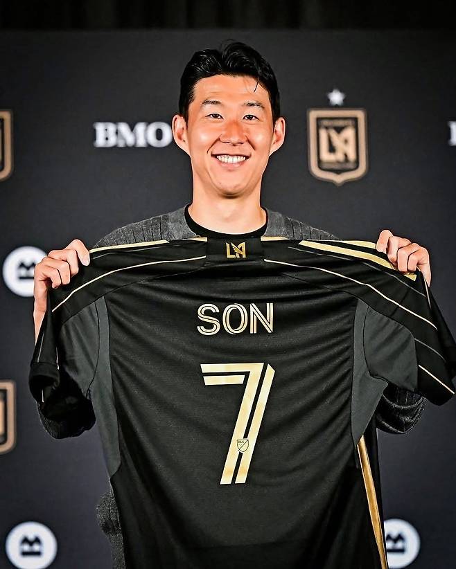 손흥민이 지난 7일 LAFC 입단 기자화견에서 유니폼을 들어보이고 있다. /사진=LAFC 제공