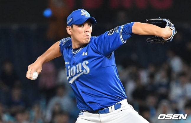 삼성 김재윤이 19일 창원 NC전에서 투구하고 있다.