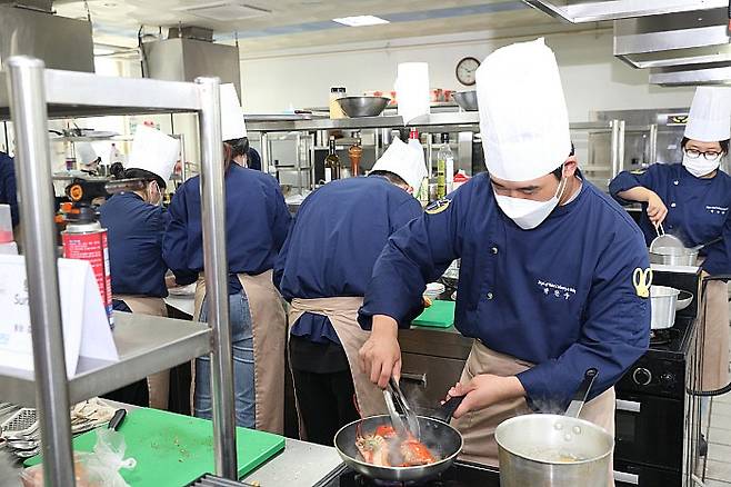 서영대 호텔조리제빵과 학생들이 실습하고 있는 모습. 서영대 제공
