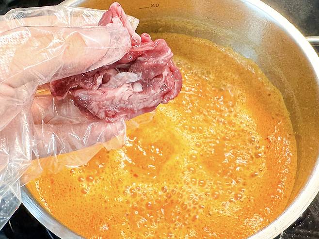 육수에_고기넣는_사진_jpg