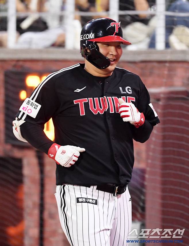 17일 인천 SSG랜더스필드에서 열린 SSG 랜더스와 LG 트윈스의 경기. 6회초 LG 문보경이 솔로포를 날린 뒤 환호하고 있다. 인천=박재만 기자 pjm@sportschosun.com/2025.08.17/