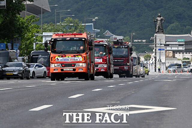 을지연습과 연계한 전국 민방위 훈련이 실시된 20일 오후 서울 종로구 세종대로 일대에서 소방차 길터주기 훈련이 진행되고 있다. /남용희 기자
