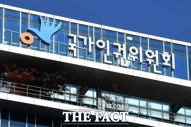 국가인권위원회(인권위)가 만 6세 이하 아동의 공공 수영장 입장을 일률적으로 금지하는 규정은 과도한 차별이라며 개선을 권고했다./ 더팩트DB