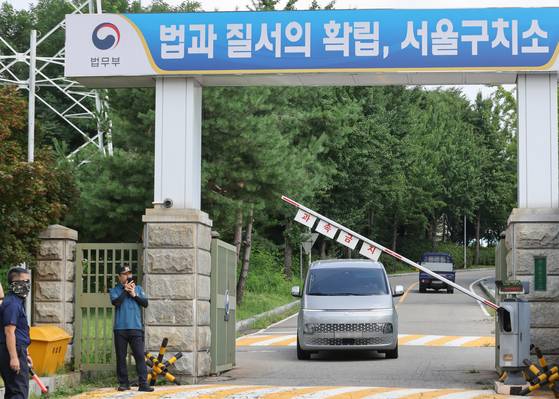 지난 7일 윤석열 전 대통령에 대한 2차 체포영장 집행이 무산된 뒤 김건희 특검팀(특별검사 민중기) 차량이 서울구치소 밖으로 이동하고 있다. 연합뉴스