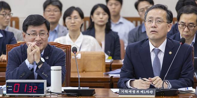 김성환 환경부 장관(왼쪽)과 이형일 기획재정부 1차관이 지난 18일 국회에서 열린 기후위기특별위원회 전체 회의에 출석해 의원 발언을 듣고 있다. 연합뉴스