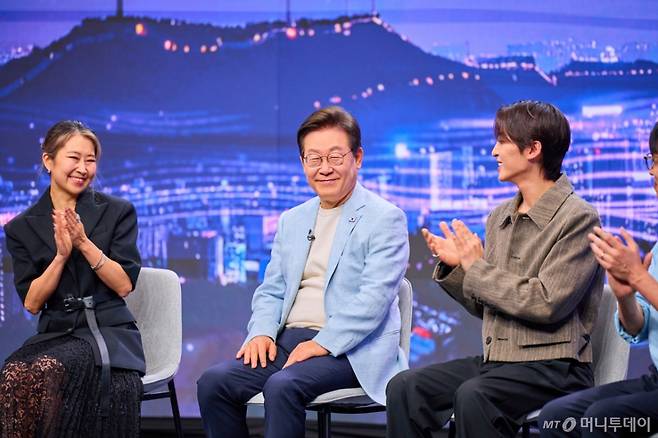 (서울=뉴스1) 허경 기자 = 이재명 대통령이 20일 서울 서초동 아리랑국제방송에서 녹화되는 특별 프로그램 '케이팝 더 넥스트 챕터(K-Pop:The Next Chapter)'에 출연해 넷플릭스 애니메이션 '케이팝 데몬 헌터스'(케데헌) 메기 강 감독, 걸그룹 트와이스 멤버 등 출연진들과 K팝 산업의 미래에 관해 논의하고 있다. (대통령실 제공. 재판매 및 DB 금지) 2025.8.20/뉴스1 Copyright (C) 뉴스1. All rights reserved. 무단 전재 및 재배포, AI학습 이용 금지. /사진=(서울=뉴스1) 허경 기자