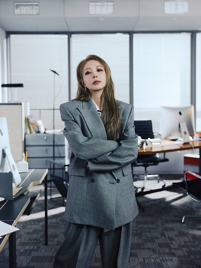 Boa(보아)의 정규 11집 'Crazier' 앨범 커버. SM엔터테인먼트