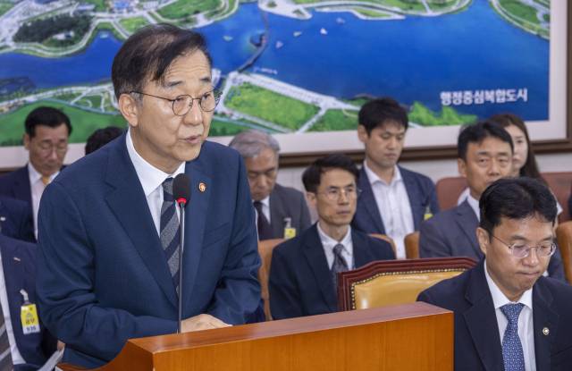 김윤덕 국토교통부 장관이 19일 국회에서 열린 국토교통위원회 전체 회의에 출석해 2024 회계연도 결산 보고를 하고 있다. 연합뉴스