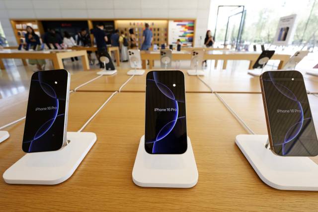 애플 아이폰이 매장에 전시돼 있다. EPA연합뉴스