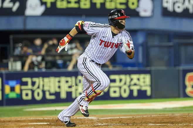 LG 천성호(사진)는 20일 잠실 롯데와 홈경기에서 2번타자 우익수로 선발출전해 4타수 2안타를 기록했다. 문성주의 부상으로 선발출전 기회를 잡아 이를 완벽하게 살리며 눈도장을 찍었다. 사진제공|LG 트윈스
