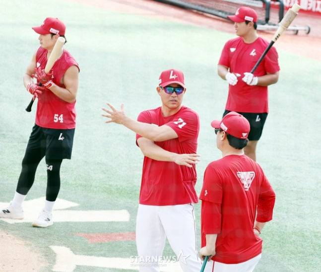 이숭용 감독(가운데). /사진=강영조 선임기자