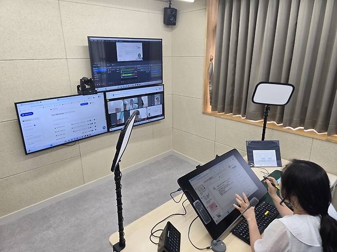 경기이음온학교 스튜디오에서 정보 과목 수업이 진행되고 있다. 사진=경기이음온학교