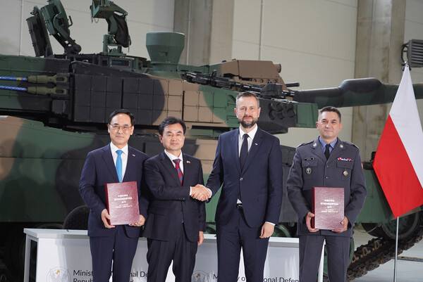 안규백 국방부 장관이 1일 폴란드 글리비체에서 열린 K2 전차 2차 이행계약 서명식에서 주요 참석자들과 기념촬영을 하고 있다. 왼쪽부터 이용배 현대로템 사장, 안규백 장관, 브와디스와프 코시니악-카미슈 폴란드 부총리 겸 국방부 장관, 아르투르 쿱텔 폴란드 군비청장. /현대로템