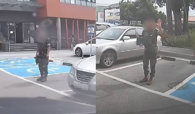 주차 자리를 찾던 시민이 다가 오자 손을 흔들며 주차가 어렵다고 표현하는 군인. ('도참시 블랙박스' 갈무리)