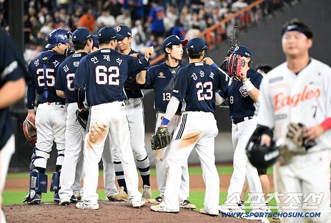 19일 대전 한화생명볼파크에서 열린 한화 이글스와 두산 베어스의 경기. 승리한 두산 선수들이 기뻐하고 있다. 대전=박재만 기자 pjm@sportschosun.com/2025.08.19/