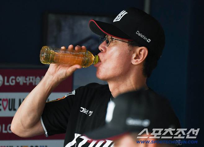 31일 서울 잠실구장에서 열린 KT-LG전. KT 이강철 감독이 경기를 지켜보고 있다. 잠실=정재근 기자 cjg@sportschosun.com/2025.7.31/