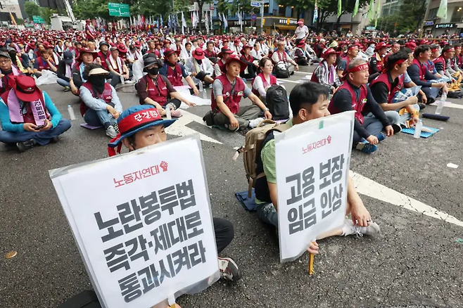 전국민주노동조합총연맹(민주노총) 조합원들이 지난 7월 19일 오후 서울 중구 을지로 일대에서 '7·19 민주노총 총파업 총력투쟁 결의대회'를 하고 있다