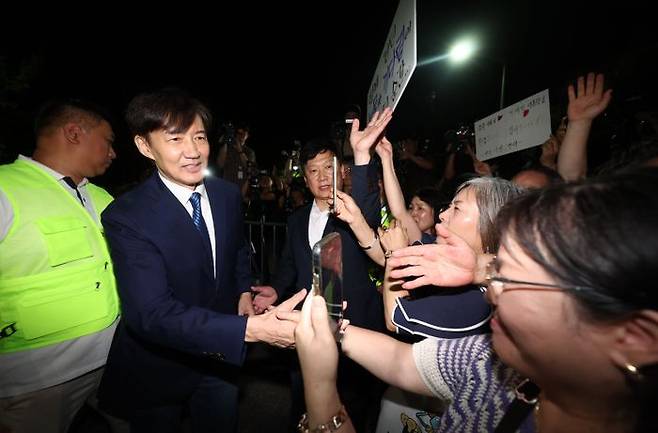 조국 조국혁신당 전 대표가 지난 15일 오전 서울 구로구 서울남부교도소에서 광복절 특사로 출소하며 지지자들과 악수하고 있다. ⓒ뉴시스