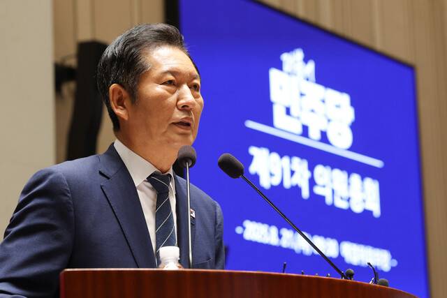 정청래 더불어민주당 대표가 21일 서울 여의도 국회에서 쟁점법안 처리를 위한 8월 임시국회 본회의 개회를 앞두고 의원총회에서 발언하고 있다. 연합뉴스