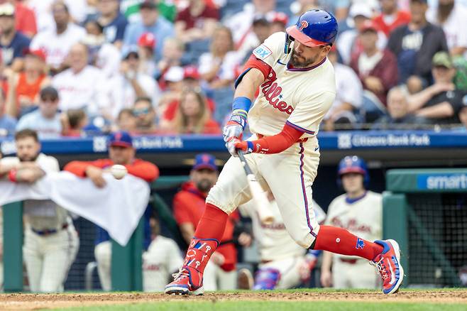 <yonhap photo-1241="">카일 슈와버가 21일 시애틀전에서 홈런을 치고 있다. Photo by Laurence Kesterson/UPI/2025-08-21 06:40:30/ <저작권자 ⓒ 1980-2025 ㈜연합뉴스. 무단 전재 재배포 금지, AI 학습 및 활용 금지></yonhap>