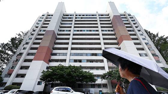 서울 양천구 목동의 한 노인이 목동 아파트 단지를 바라보고 있다. 김종호 기자