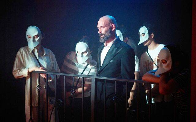 연극 ‘슬립 노 모어’는 관객이 가면을 쓰고 배우들의 퍼포먼스를 관람한다. 관객이 무대 위 배우들의 퍼포먼스를 수동적으로 감상하는 기존 연극과 달리 배우들과 같은 공간에서 움직이며 극 속으로 들어가 자유롭게 이야기를 체험하는 이머시브 시어터를 대표하는 작품이다. 미쓰잭슨 제공