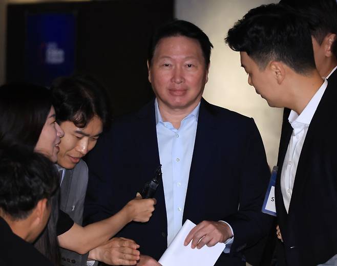 최태원 SK그룹 회장이 지난 18일 서울 워커힐호텔에서 열린 '이천포럼2025'행사에 참석하고 있다. 연합뉴스