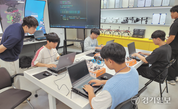 코딩팀 수업 모습. 박화선기자