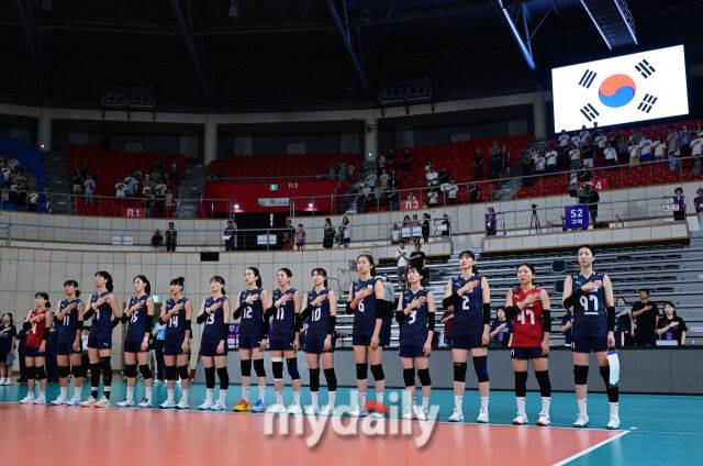 경기 전 도열한 한국 선수들./마이데일리