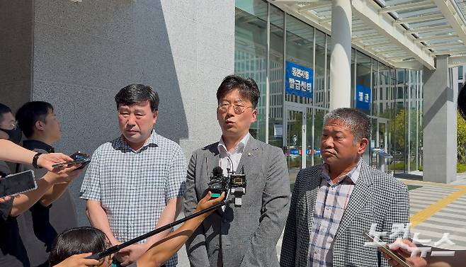 최기영 민주사회를 위한 변호사모임 광주전남지부 사무처장(가운데)이 광주지방법원 별관 앞에서 5·18 북한군 개입설 관련 지만원 씨 손해배상 소송 판결 직후 입장을 밝히고 있다. 김한영 기자