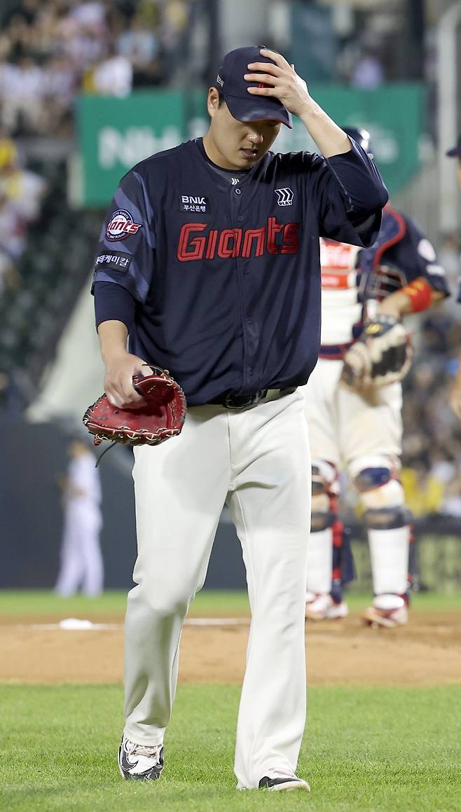 롯데 나균안이 20일 잠실 LG전에서 5.2이닝 3실점(2자책점)으로 잘 던지고도 승리와 인연을 맺지 못했다. 이날 팀이 2003년 이후 22년만에 10연패에 빠져 타격이 더욱 컸다. 김태형 롯데 감독도 “참 안 풀린다”고 안타까워했다. 전날 6회말 교체되는 나균안. 뉴시스