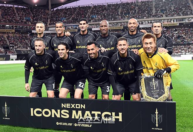 20일 서울월드컵경기장에서 열린 FC 스피어와 쉴드 유나이티드의 ‘2024 넥슨 아이콘 매치’에 앞서 FC 스피어 선수들이 기념촬영을 하고 있다. 박진업 기자 upandup@sportsseoul.com