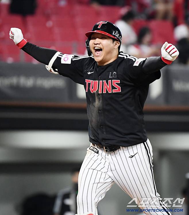 23일 광주 기아 챔피언스필드에서 열린 LG-KIA전. 10회초 무사 1루 문보경이 투런포를 친 후 환호하고 있다. 광주=정재근 기자 cjg@sportschosun.com/2025.7.23/