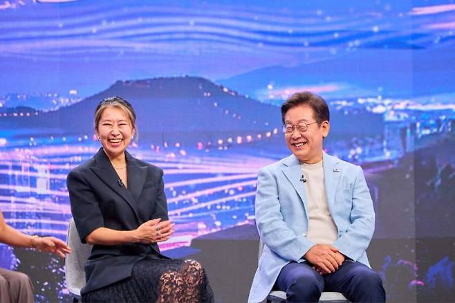 이재명 대통령은 최근 케이팝 데몬 헌터스(케데헌)의 매기 강 감독과 아리랑 국제방송에 출연해 K팝 산업의 미래에 관해 논의했다. 연합뉴스