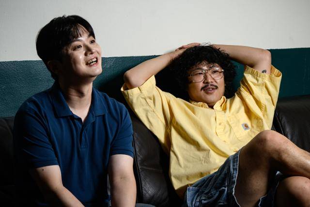 가수 황가람(왼쪽)과 정중식이 8일 서울 광진구 중곡동 작업실에서 함께 얘기하고 있다. 하상윤 기자