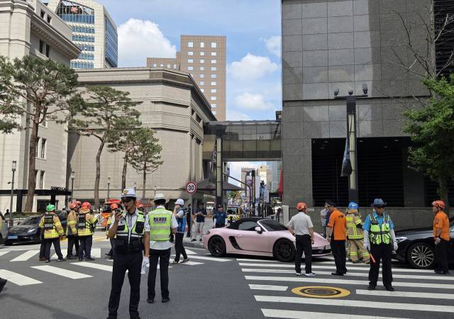 5일 서울 중구 명동 신세계백화점 본점에 폭발물을 설치했다는 협박 글이 인터넷 커뮤니티에 올라와 신고를 받고 경찰과 소방대원들이 출동해 있다. 연합뉴스