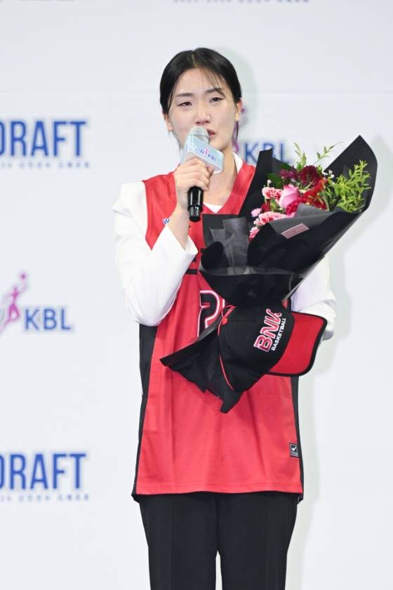2라운드 3순위로 BNK에 지목된 박지수(단국대)가 소감을 말하며 눈물을 흘리고 있다. /사진=WKBL 제공