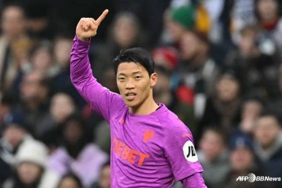 황희찬이 지난 2024년 12월 30일(한국시간) 영국 런던의 토트넘 홋스퍼 스타디움에서 열린 토트넘 대 울버햄튼의 2024~2025시즌 EPL 19라운드에서 골 세리머리를 하고 있다. /AFPBBNews=뉴스1