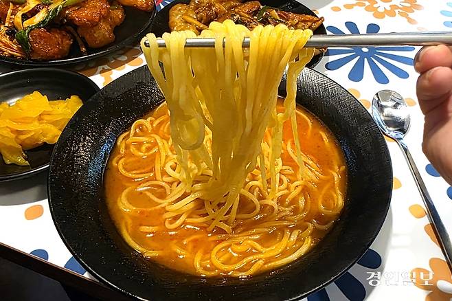 짬뽕밥의 정반대 버전. /황성규기자 homerun@kyeongin.com