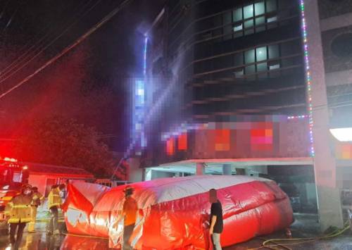 ◇지난 22일 밤 11시47분께 강릉시 주문진읍 교향리의 한 모텔에서 불이 나 1시간30여분만에 꺼졌다. 사진=강원특별자치도소방본부 제공