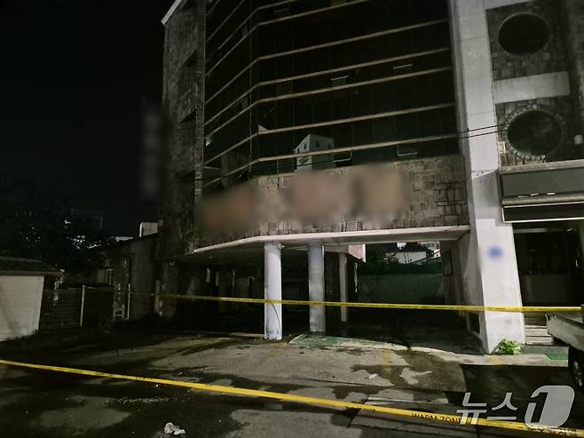23일 새벽 강원 강릉시 주문진읍 교항리 모텔 화재 현장. 2025.8.23/뉴스1 윤왕근 기자