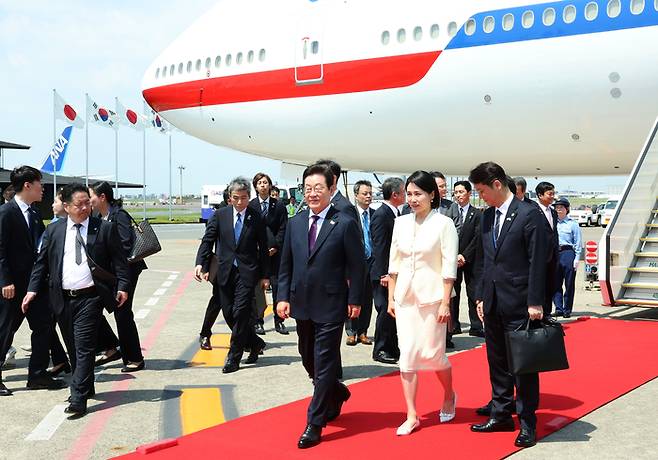 이재명 대통령 부부, 일본 도착 (도쿄=연합뉴스) 홍해인 기자 = 1박2일 일정으로 일본을 방문하는 이재명 대통령과 김혜경 여사가 23일 일본 도쿄 하네다공항에 도착해 이동하고 있다. 2025.8.23 hihong@yna.co.kr (끝)